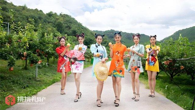 水晶梨成熟时，主播来到连州卖水晶梨（受访者供图）