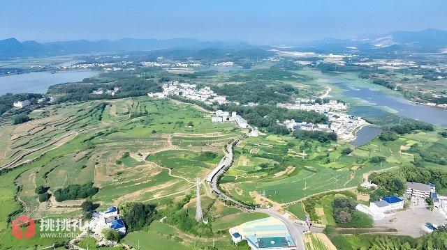 图为航拍江西省瑞昌市黑芝麻科技小院种植基地