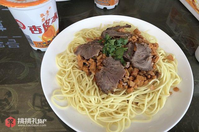 敦煌知名土特产-驴肉黄面