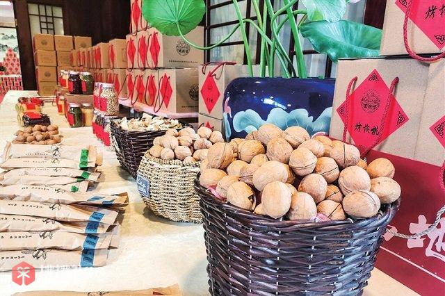 图为辉县市”礼遇共城“特色农产品土特产