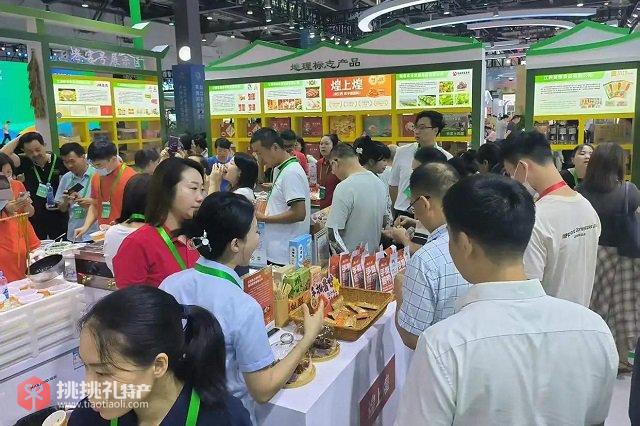 图为大会人潮涌动(陈春伟摄)