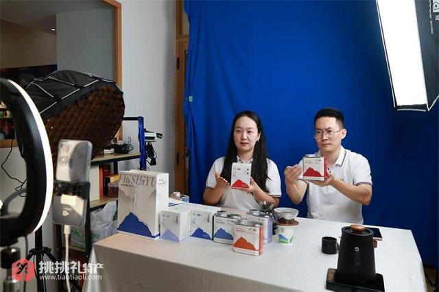图为主播正在开展直播带货工作推广特色产品