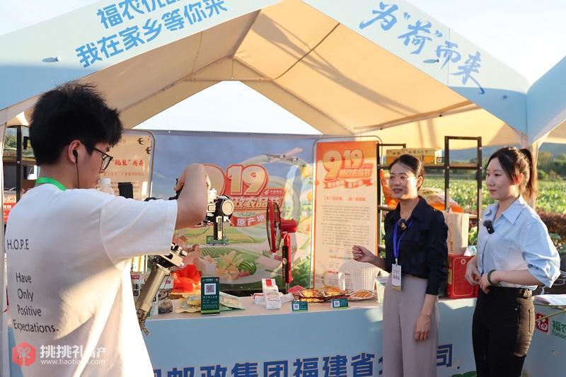 图1：小田姑娘总经理洪丽鸿在推介当地特色产品