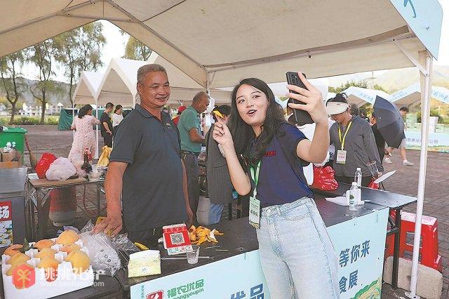 图：网络主播在直播中热情地向观众和消费者推介黄桃