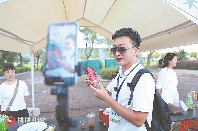 图：网络主播在直播中向观众和消费者介绍特色饮品“黄精荷叶茶”