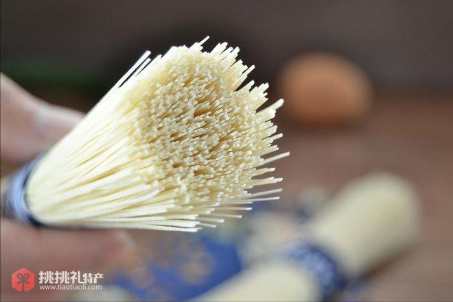 图为石家庄特产：藁城宫面