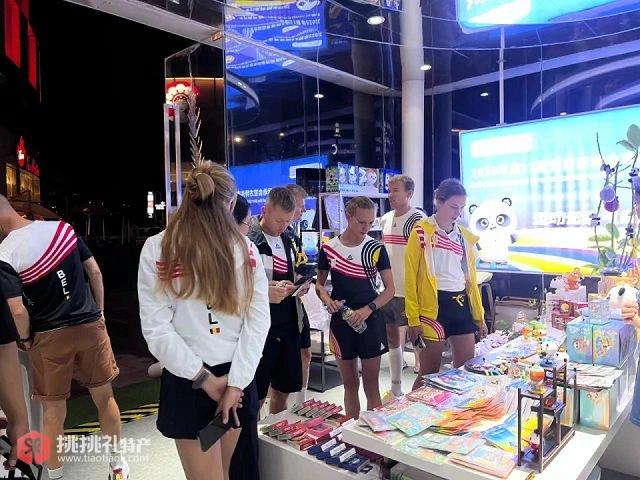 图为选购“成都造”科技产品的外国友人们