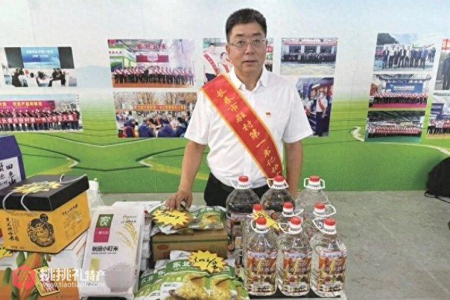 图为驻村第一书记代言土特产（长春晚报融媒体记者 李德庆 摄）