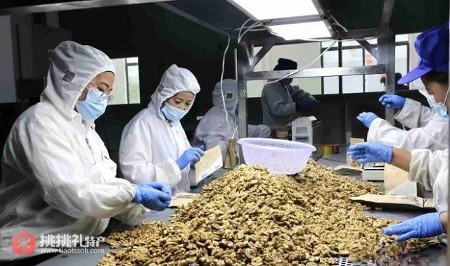 图为工作人员分拣云南临沧的“土特产”