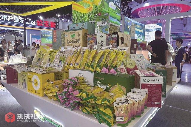 图为长春农博会展示的各种鲜食玉米新品（冯超摄）