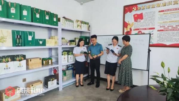 图为税务干部到九源农林科技有限公司宣传辅导