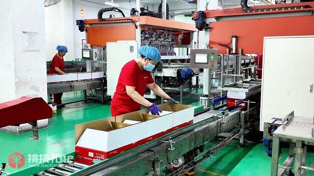 图为天津市红宝番茄制品有限公司忙碌的工人