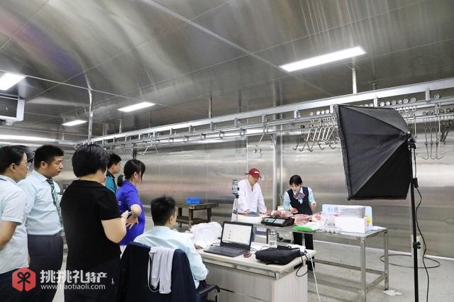 图为“农品节”助农直播现场