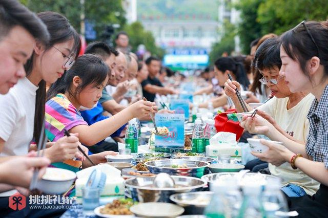 图为市民游客在品尝安稳黑山羊肉