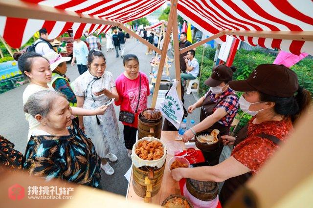 图为市民游客选购羊肉美食