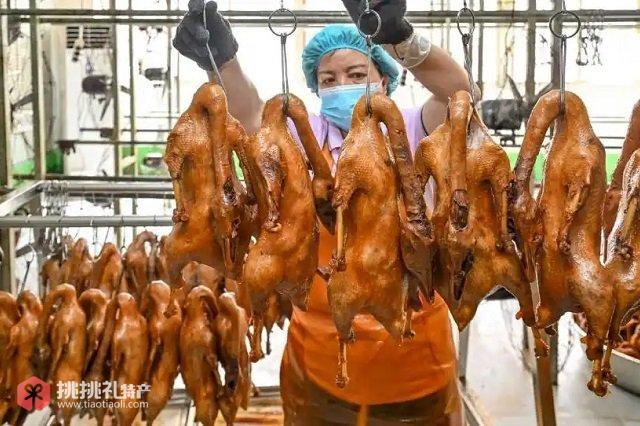 借助“多多好特产”扶持，渝飨记等荣昌卤鹅老字号品牌加速破圈（刘力摄图）