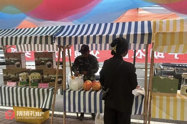 图为牙克石服务区展销区展出的土特产