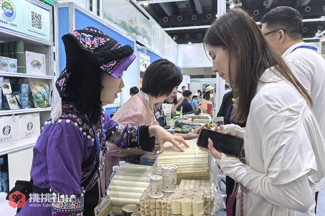 图为现场展出艾条等产品