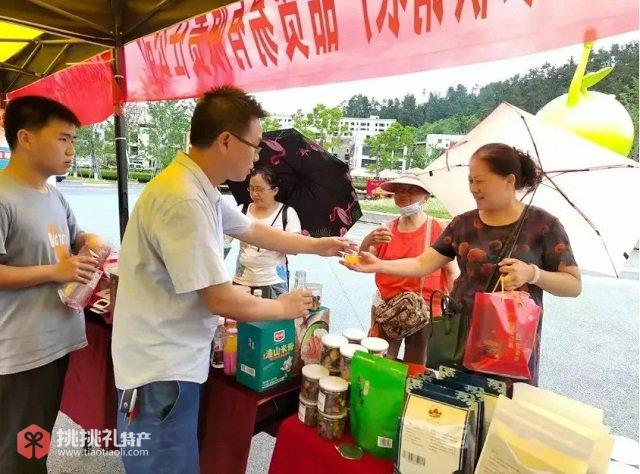 图为非遗一条街设立的农产品展销馆