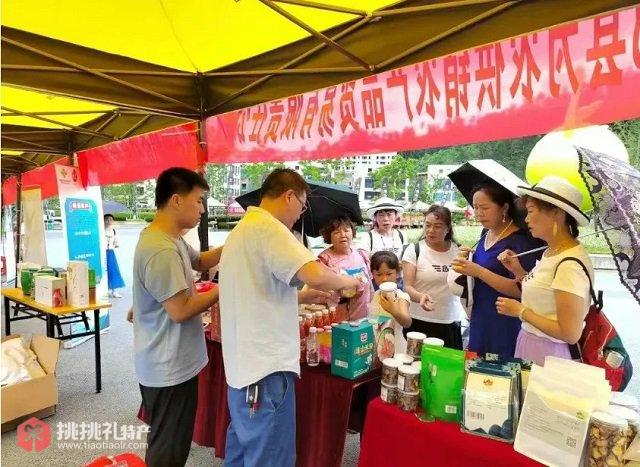 图为农产品展销馆人气爆棚