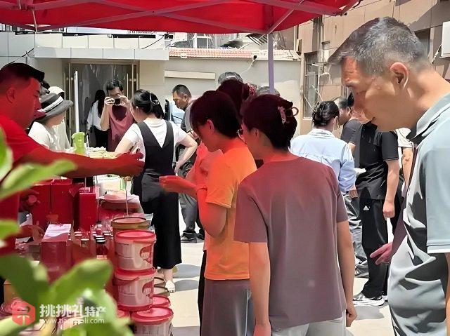 图为在齐鲁农超平台巡展活动中购买特色农产品的民众