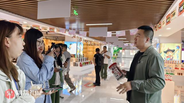 图为王斌正在为产品“牛脆脆”录制推介视频