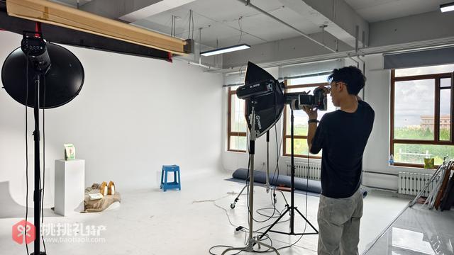 图为工作人员拍摄商品宣传图