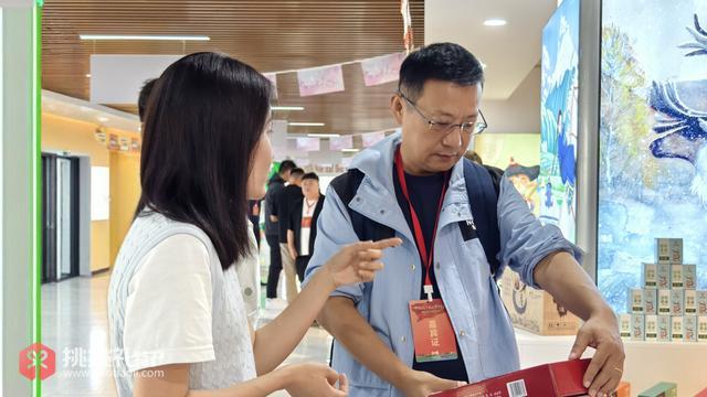 图为工作人员介绍农产品