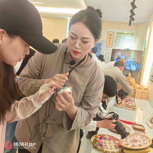 图为桂千杰向顾客介绍手工米糕
