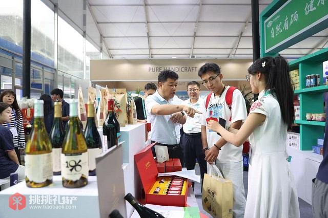 图为参加第七届中阿博览会的参展商