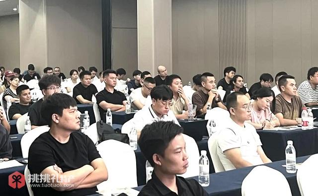 图为“2025多多好特产”走进湖北，为当地上百名商家定制培训