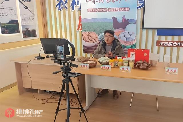 图为主播通过直播宣传永靖土特产