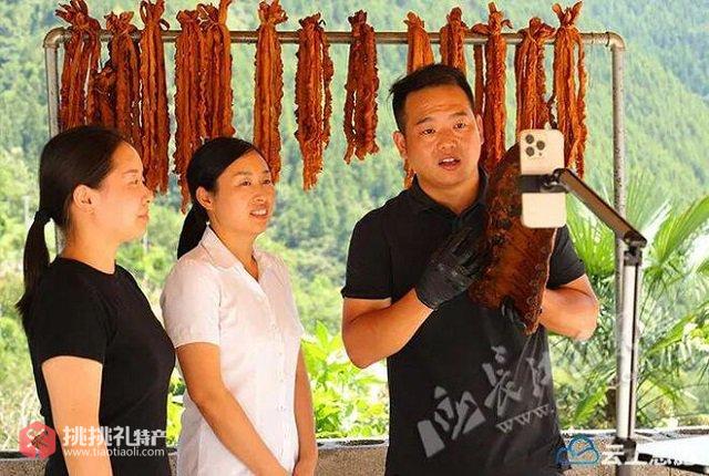 图为刘黎（右一）直播带货腊肉