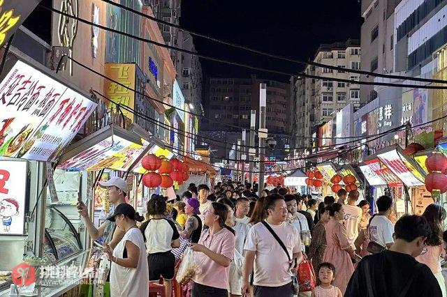 图为人流如织的市北区台东三路步行街