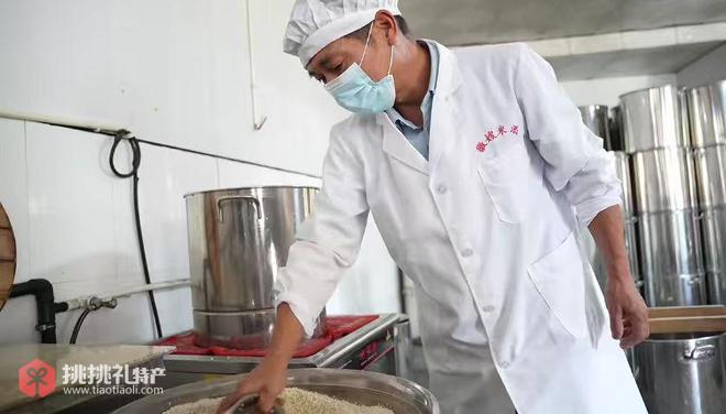 图为黄山将军米酒有限责任公司酒坊工人们使用传统工艺制酒