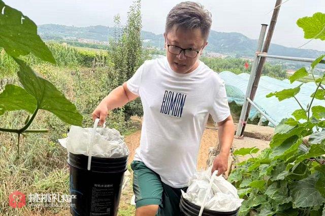图为到农户家拍短视频成了王晓龙的日常工作