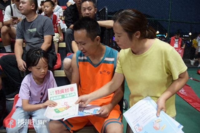 施秉县城关镇志愿者走进冬瓜杯赛场向观众普及网络安全相关知识