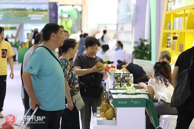 图为广元特产引观众驻足（曹鹏摄）