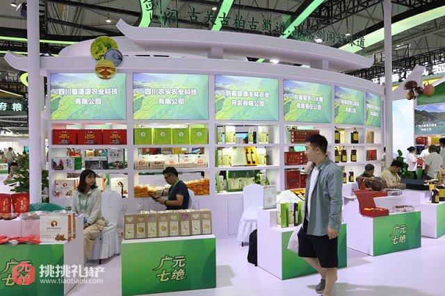 图为广元馆展出的特色产品（曹鹏摄）