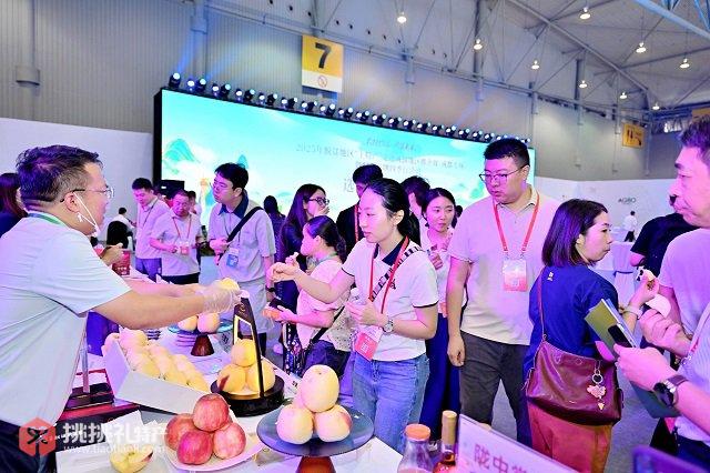 图为“土特产”品鉴区人头攒动