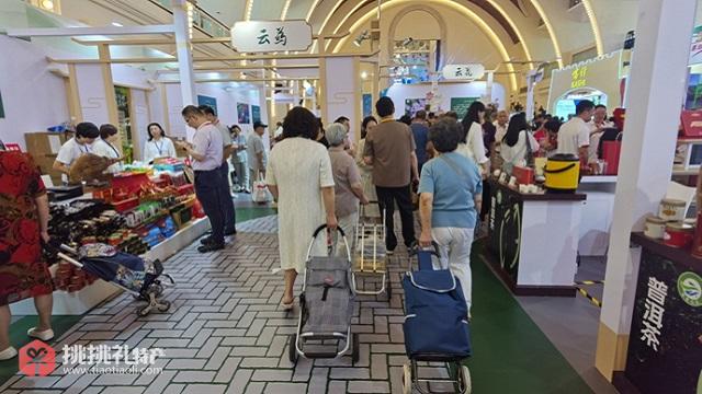 图为第八届上海市对口地区特色商品展销会现场