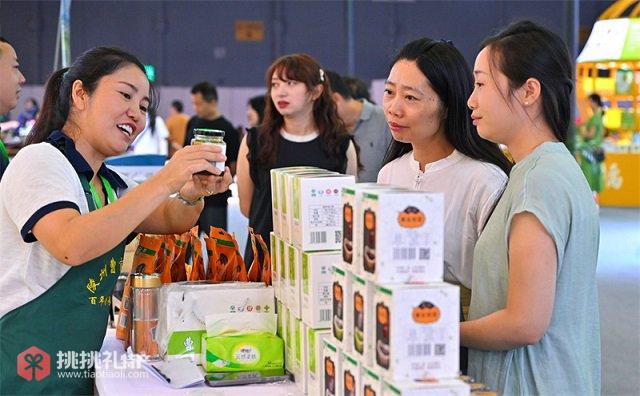 图为在第十一届四川农业博览会眉山场馆，游客正在选购仁寿梨膏