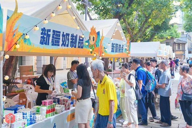 图为在上下杭历史文化街区举行的新疆奇台好物福州行产业援疆系列活动