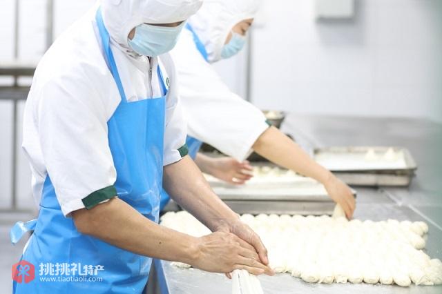 图为拉面师傅正在手工拉制冰鲜拉条子
