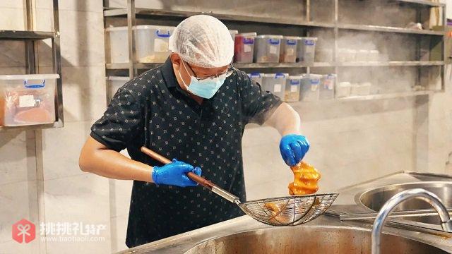 图为青阳县吴氏茶鸭非遗代表性传承人：吴家辉