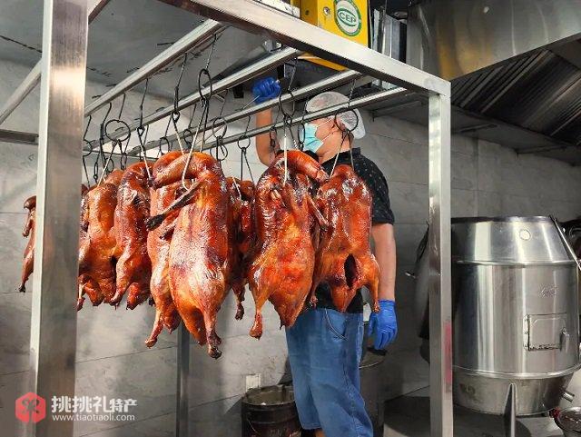 图为每天凌晨四点，吴家辉总会点燃炉火