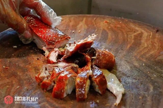 图为刚出炉的烤鸭香，早已成了青阳食客们的最爱