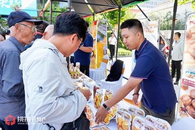 图为工作人员向参会客商介绍青龙土特产板栗产品