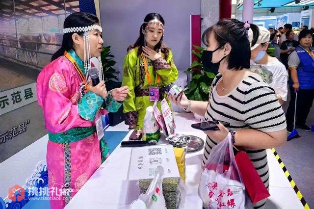 图为2025年中国国际服务贸易交易会内蒙古特产展区