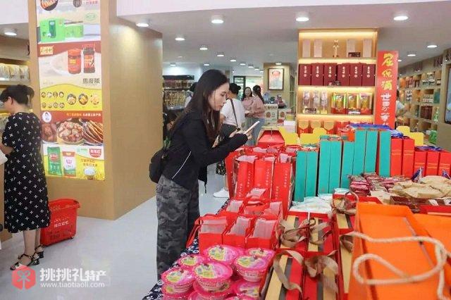 图为顾客在汨罗市乡村振兴馆城东店挑选特产